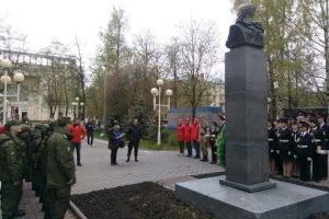 несут венок